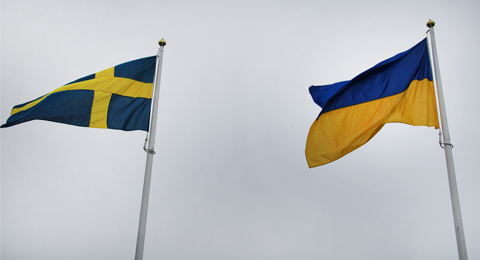 Hissade flaggor. Till vänster Sveriges flagga, till höger Ukrainas flagga blå över gul under