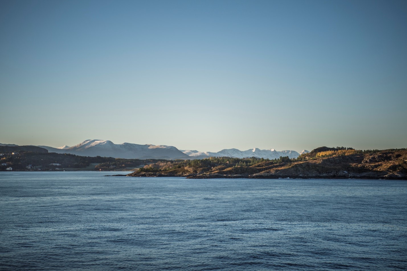 Bild på sjö och berg för att representera skyddsvärda delar för Sverige i ett totalförsvar