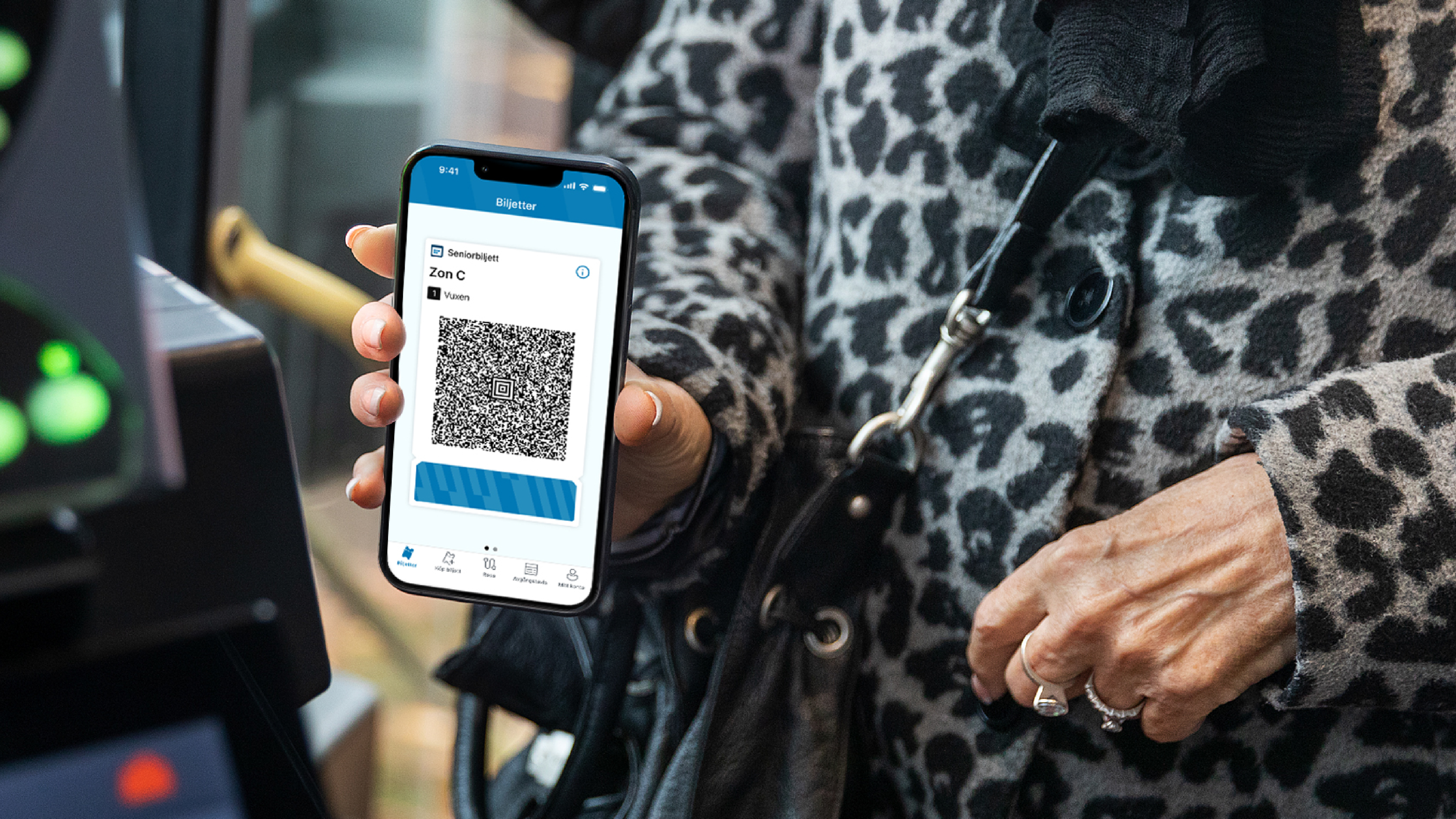 Person håller upp mobil med biljett i Västtrafik-appen