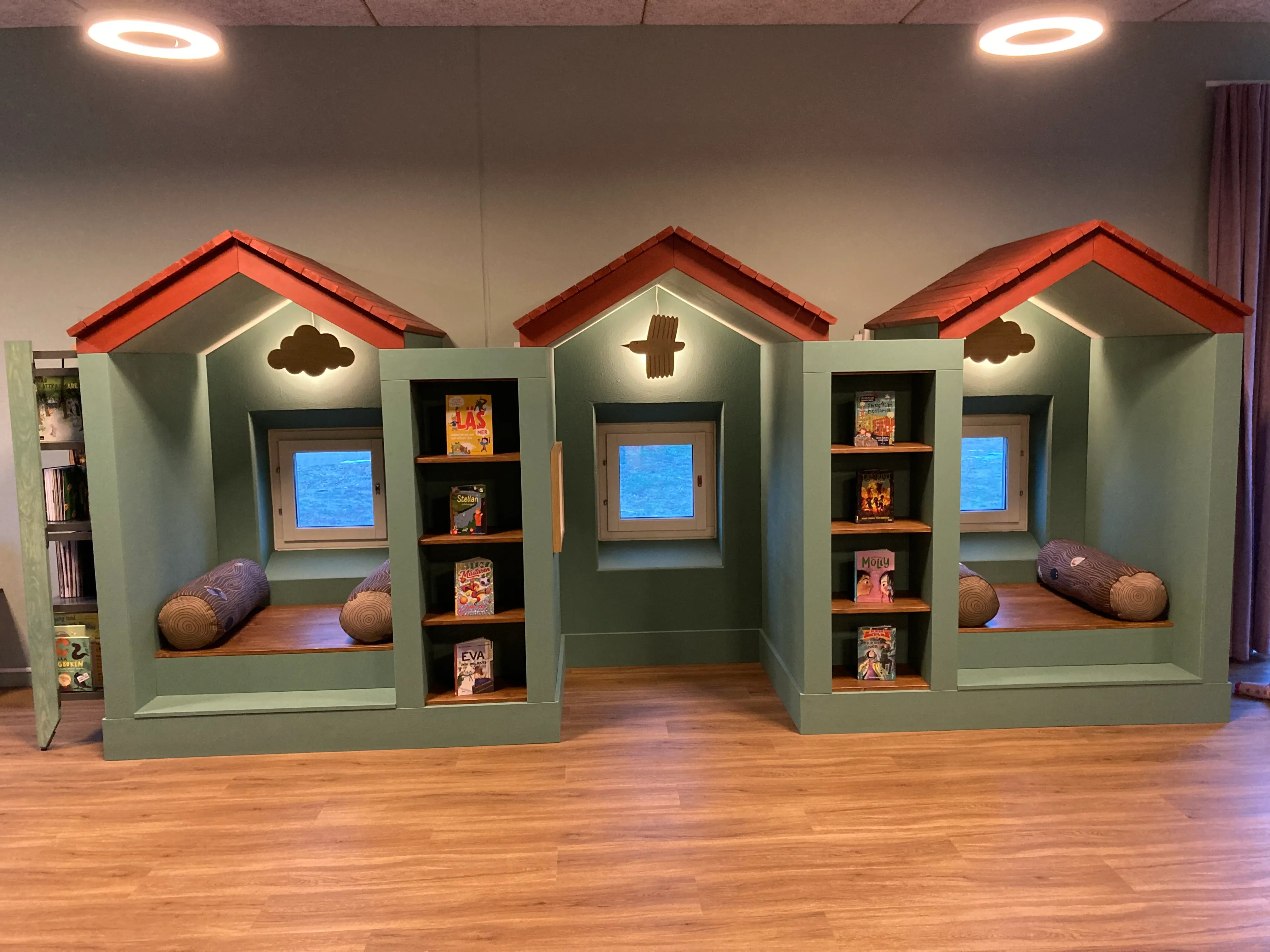 Två små hus inne i nya barnavdelningen