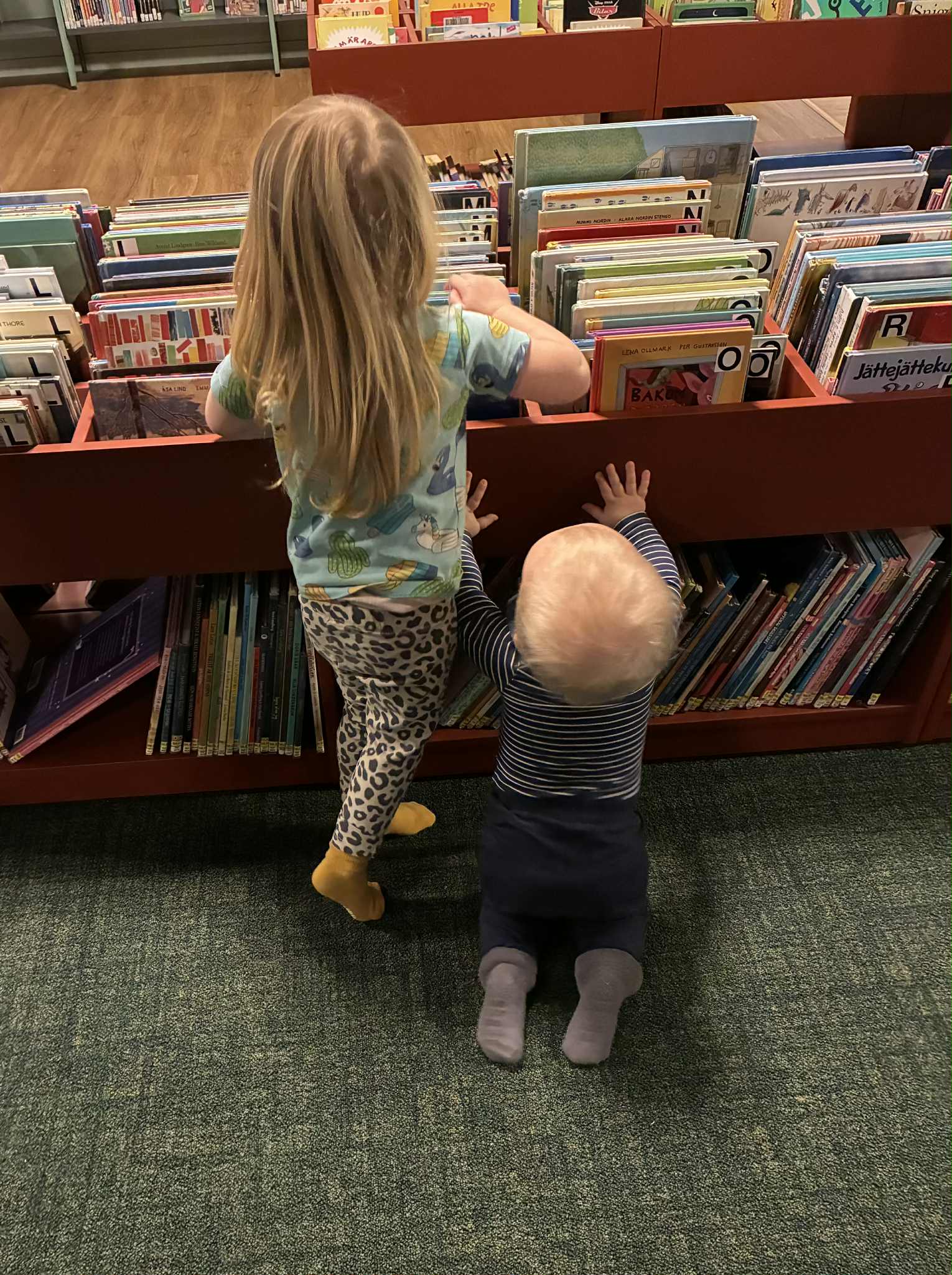 Barn kollar på böcker