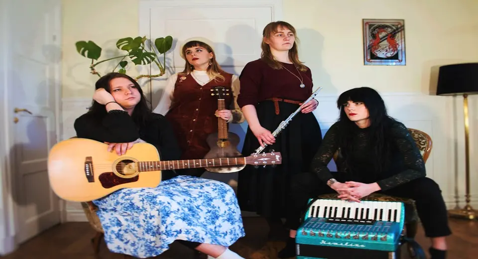 Gruppen Älvdans bestående av fyra personer står på rad med instrument i handen.