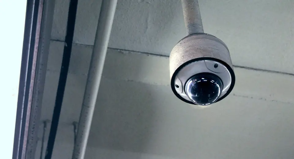 Kamera satt i ett tak för bevakning