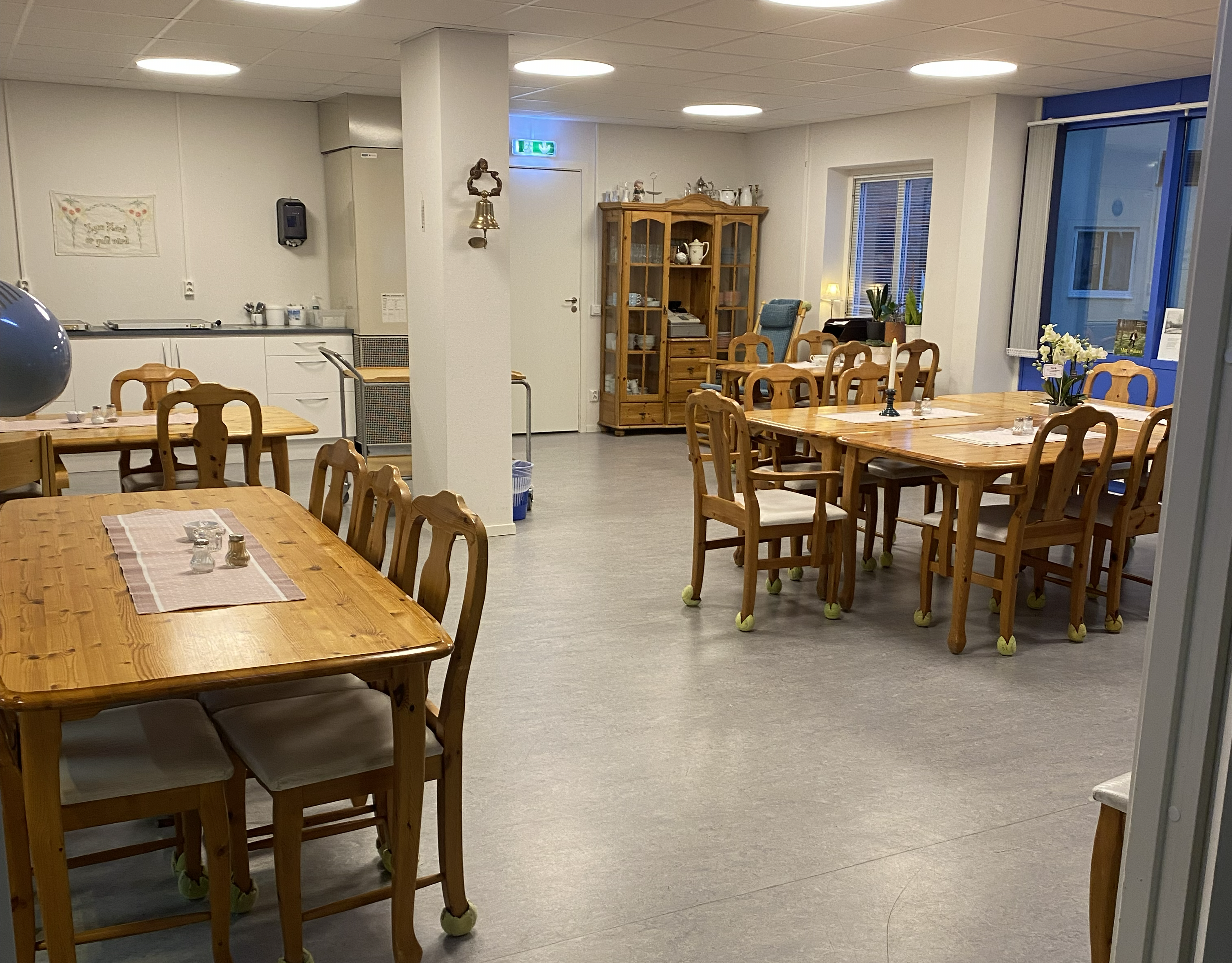 Rum med bord och stolar