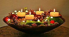 Ljus i skål med julpynt