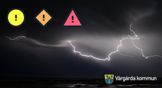 Blixt som lyser upp himlen. De tre varningssymbolerna för gul, orange och röd varning i bildens vänstra hörn.