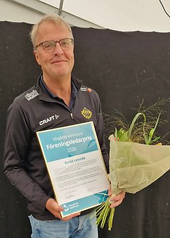 En kille som håller ett diplom