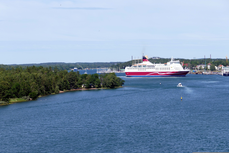 Färja i en skärgård 