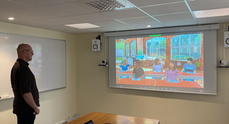 Lektion där en person leder en virtuell grupp på en skärm