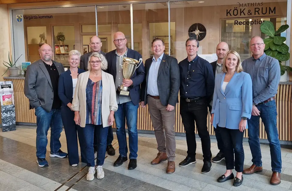 Personer som håller en pokal