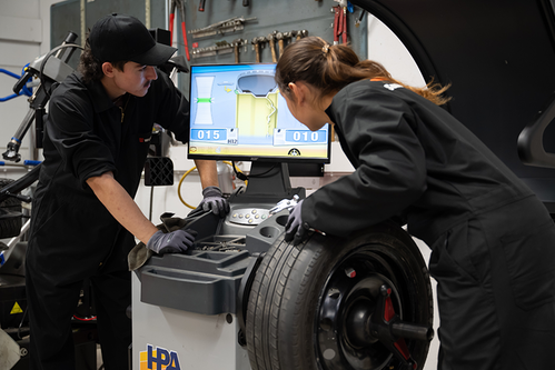 Elever gör hjulinställning