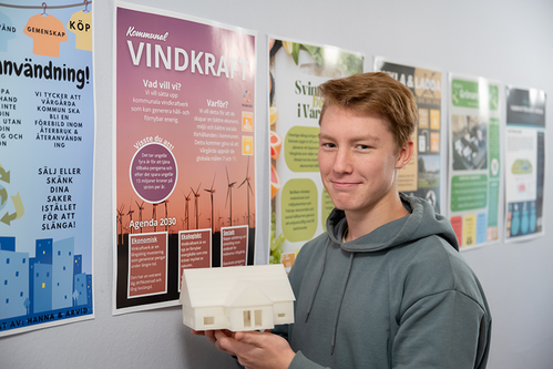 Elev visar konstruktion framför elevarbeten